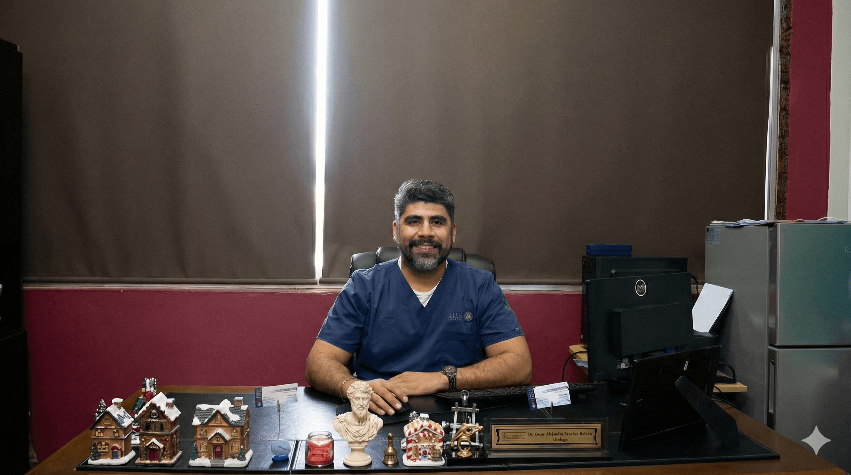 DR. OSCAR BALBOA en consulta con paciente