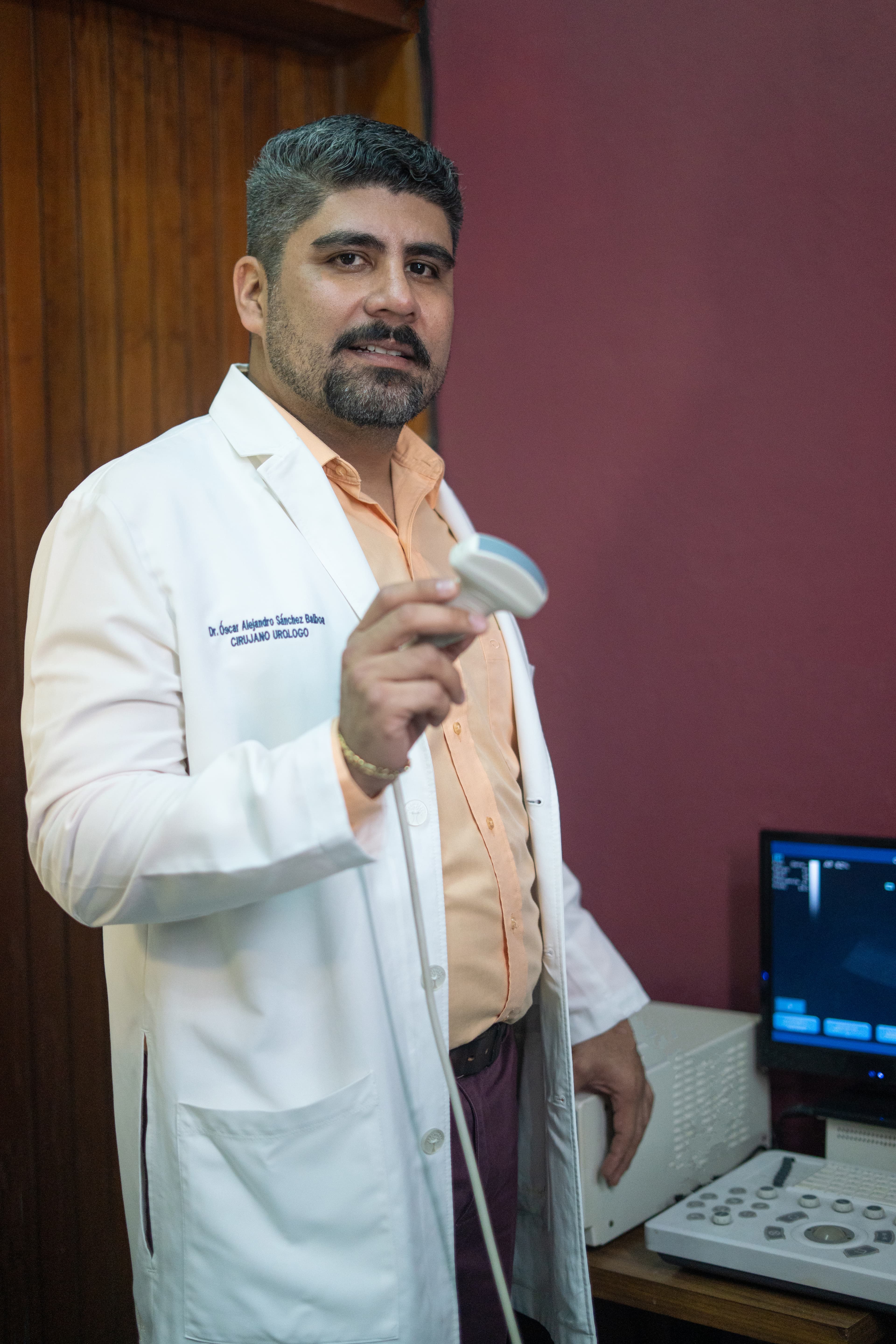 Dr. Oscar Balboa con modelo anatómico pélvico