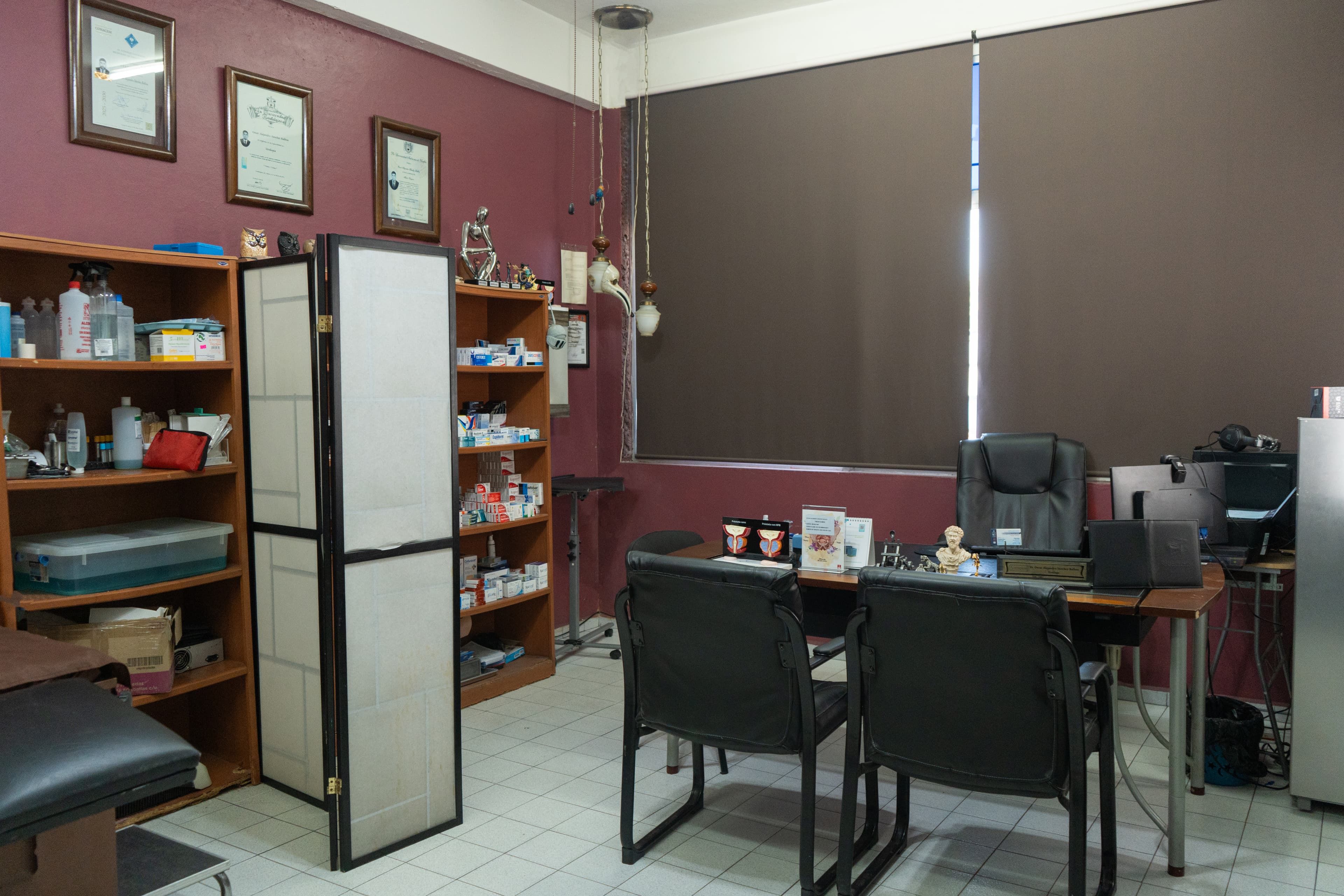 Dr. Oscar Balboa con equipo de ultrasonido