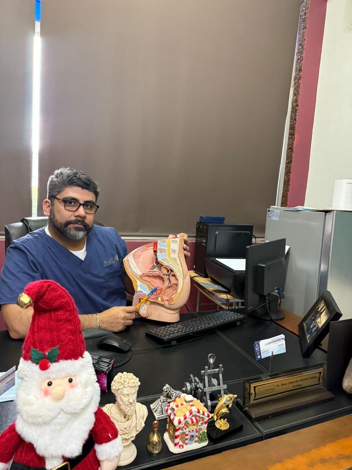 Dr. Oscar Balboa explicando procedimientos