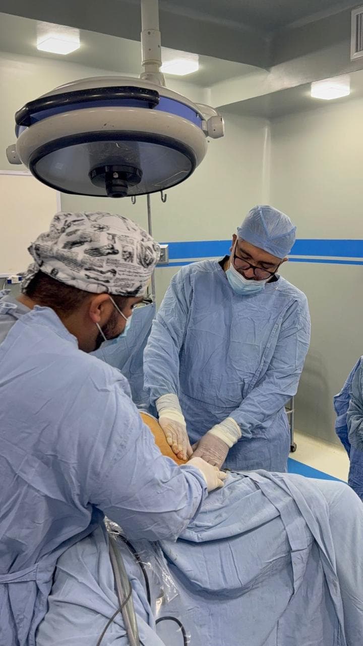 Equipo médico en quirófano