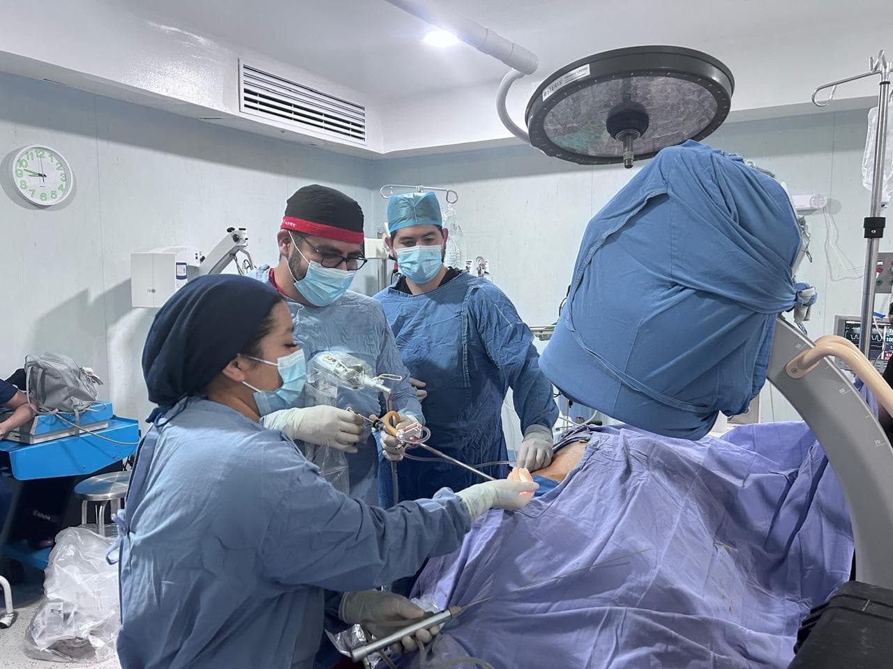 Dr. Oscar Balboa en cirugía